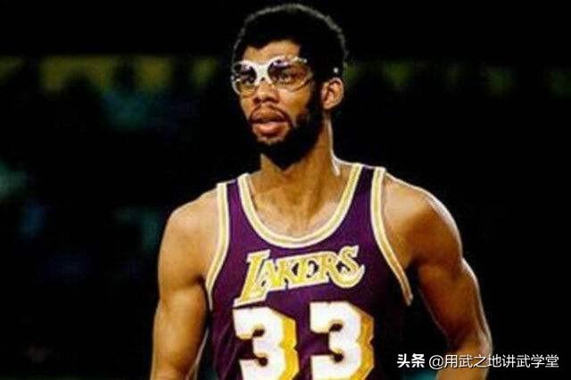 李小龙在美国有多牛？NBA巨星“天勾”贾巴尔都跟他学中国功夫