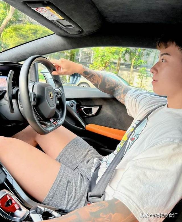 新加坡男网红靠“卖照片”住豪宅开豪车，22岁变身“成功人士”
