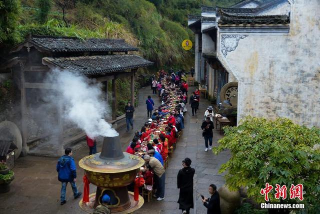 巨型火锅亮相江西古村 海内外宾客分享长桌火锅宴