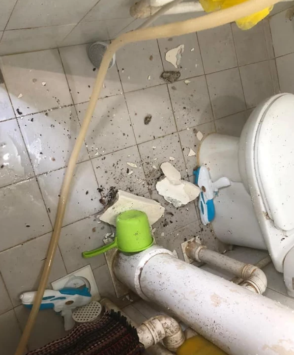 新加坡男孩住政府公房，洗澡時天花板竟塌了，後背被砸鮮血直流