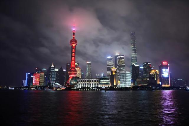 上海爲何能超越香港，跻身國際航運中心前三？| 專訪上海社科院原副院長何建華