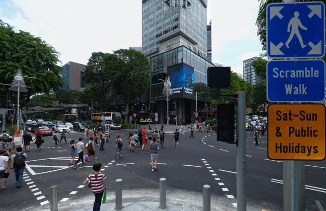 去新加坡乌节路的你是不是一直被拐弯抹角“过马路”困扰？