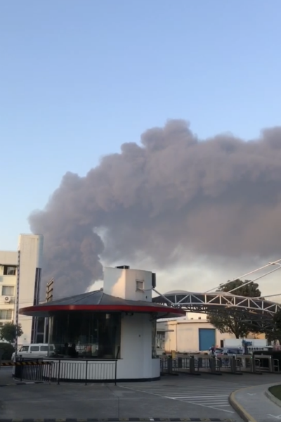 上海浦东益海嘉里厂区发生火灾 浓烟滚滚数里外可见