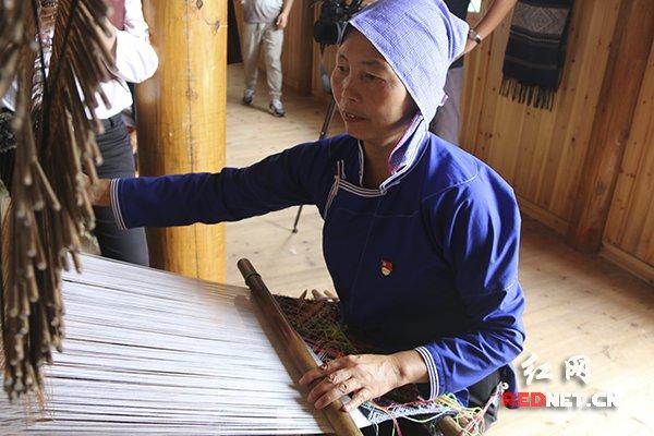 「十九大代表风采」粟田梅：4000名织娘编织侗族中国梦