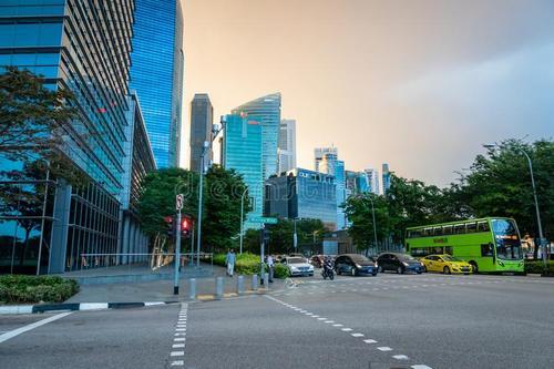 交通擁擠：新加坡的私家車滿大街都是，油價上升真的沒用嗎？