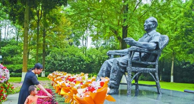 78年鄧小平訪問新加坡，李光耀突然問：如果你出生在新加坡會怎樣