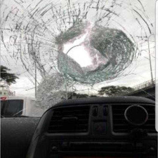 新加坡AYE清晨“陨石”砸车！这可是致命伤害啊！