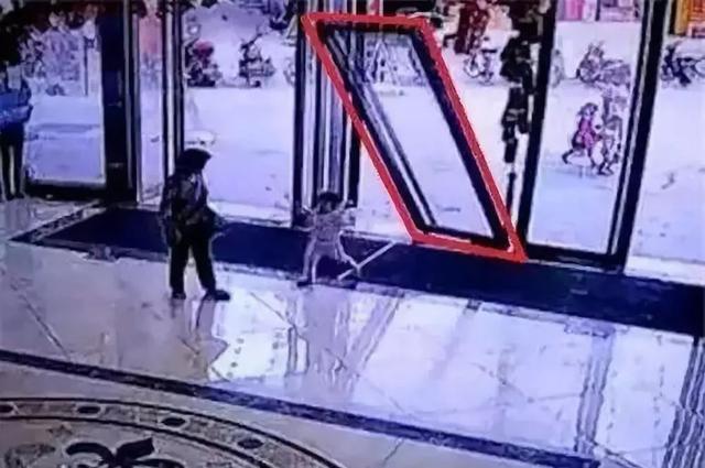 福建1岁半女童殒命机场免税店！现场画面曝光 杀人的竟然是镜子