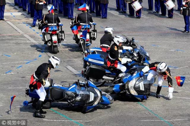 飛錯國旗，兩車相撞……特朗普豔羨的法國閱兵式，居然垮成這樣？