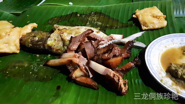参加印尼华人新春派对，体验特色年菜“捞鱼生”。
