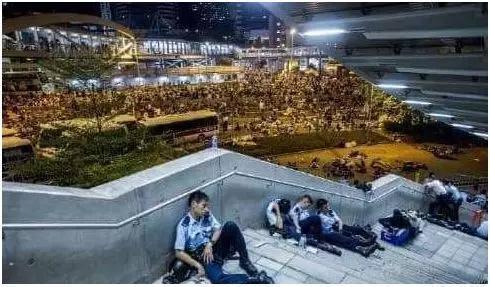 香港防暴警证实：示威女生成为同伙猎艳目标