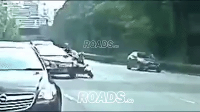 新加坡车祸，摩托车手被撞飞后，遭货车碾过！