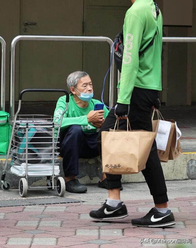 64岁驼背爷爷跑外卖步行自力更生，学用智能手机花1小时推车送餐