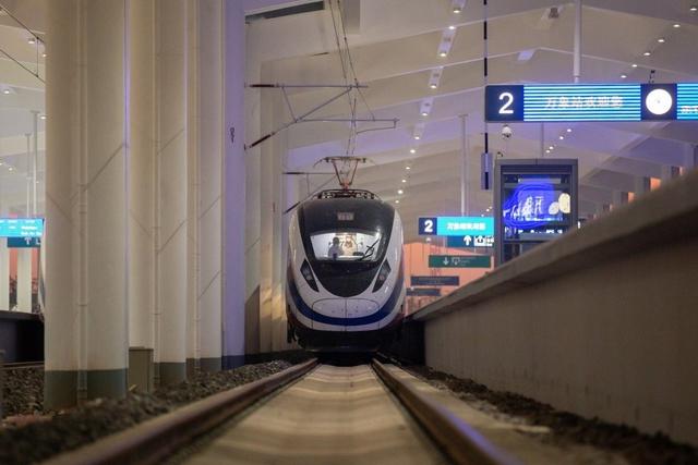 中国制造的“一带一路”高铁正式开通，老挝迎来高速经济变革