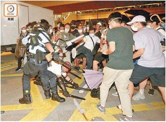 香港防暴警证实：示威女生成为同伙猎艳目标
