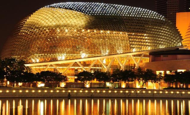 新加坡“榴梿殼”亮燈迎接15周年