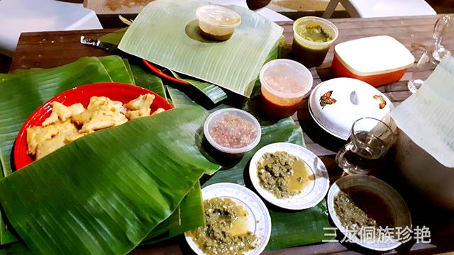 参加印尼华人新春派对，体验特色年菜“捞鱼生”。
