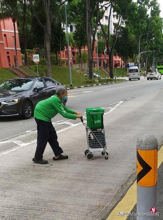 64岁驼背爷爷跑外卖步行自力更生，学用智能手机花1小时推车送餐