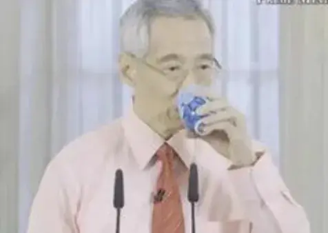 新加坡李显龙总理喝一口水换一种语言，求同款杯子链接！