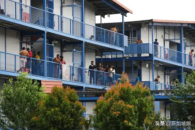 客工宿舍的中國人：一個房間12人住，超過1.8萬客工群聚感染