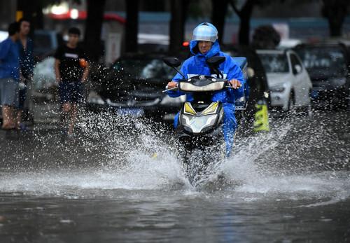 暴雨致中国多城“看海” 新媒：治内涝不应只靠“修修补补”