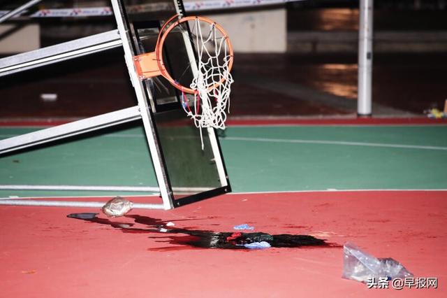 飞来横祸！新加坡17岁少年楼下灌篮时球架倒下头部遭重创死亡