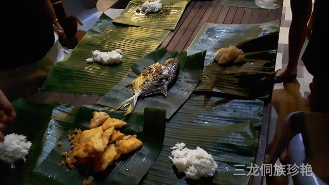 參加印尼華人新春派對，體驗特色年菜“撈魚生”。