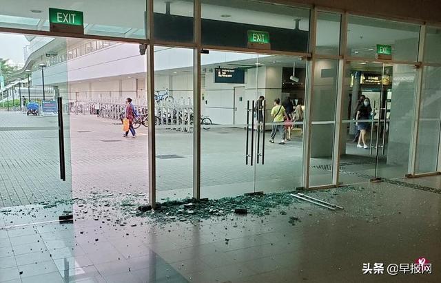 玩脱了！“二师兄”大闹新加坡地铁站 铁头撞碎玻璃门