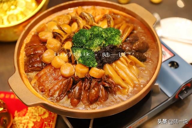 新加坡招牌菜，风生水起捞鱼生，抛得越高，寓意更好，你吃过吗