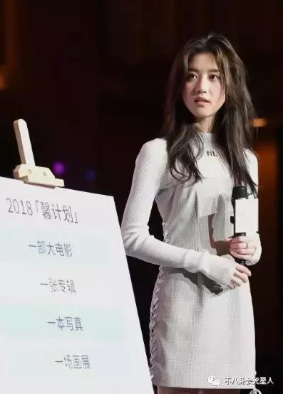 新版小龙女生父，曾是新加坡红星，染毒后遭离婚，女儿改姓义父