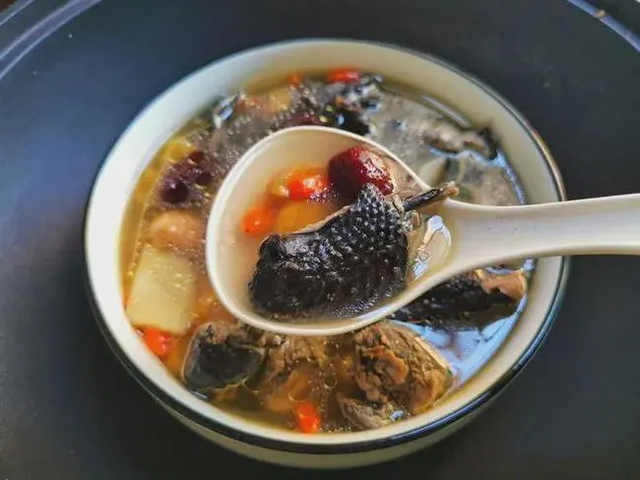 廣東人用來煲湯的烏雞，在國外居然成了網紅萌寵…