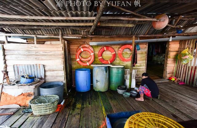 一个在大海之中用木头搭建的村子，村民与世无争，却渐成网红景点