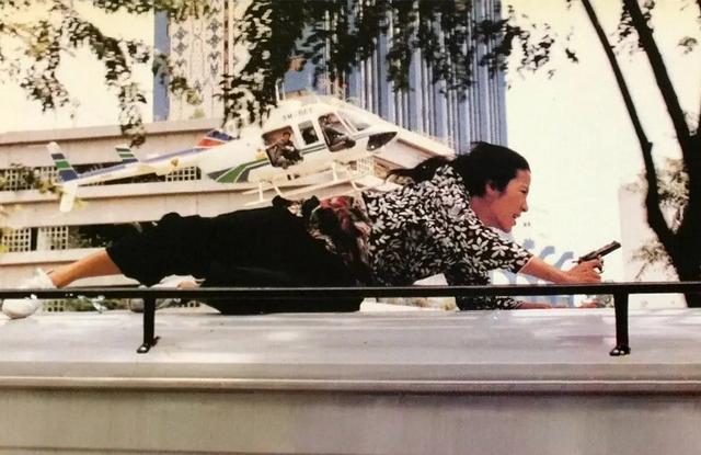1994年，梁铮爲跻身一線出演大尺度激情戲，片中的李婉華驚爲天人