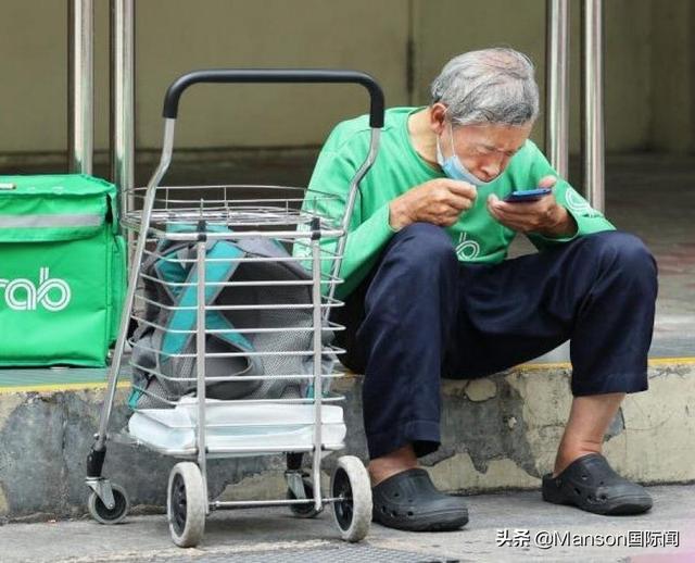 64岁驼背爷爷跑外卖步行自力更生，学用智能手机花1小时推车送餐