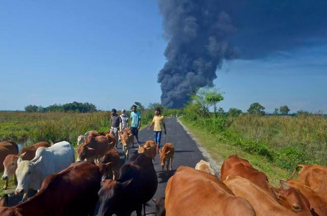 “失控”兩周後印度天然氣田爆炸，濃煙火光10公裏外可見