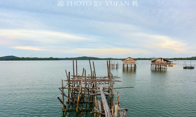 一个在大海之中用木头搭建的村子，村民与世无争，却渐成网红景点