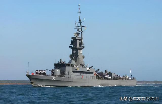 高高的主桅杆堪稱海上長頸鹿，新加坡海軍勝利級導彈艇