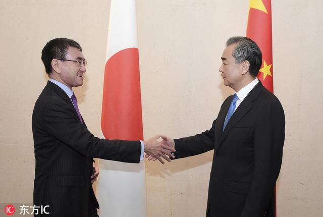 外交部长王毅在新加坡与日外相河野太郎举行会谈