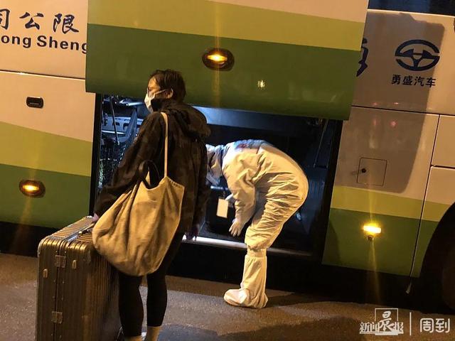 留學生26小時輾轉回國，入境瞬間​淚崩，終于可以松掉緊繃著的弦了！中國網友：聽“媽媽”的話，歡迎回家！