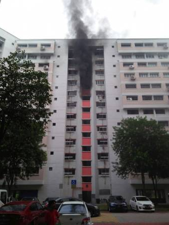 新加坡理工生當阿窿跑腿火燒鄰居家，德士叔幫忙救火無故遭殃