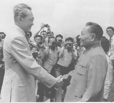 1978年，邓小平在新加坡看到什么后认识到坚持改革开放才能有出路