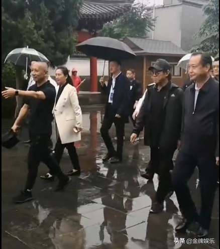 李連傑冒雨參觀太極拳發源地，自曝身體很健康，根本不需要打傘