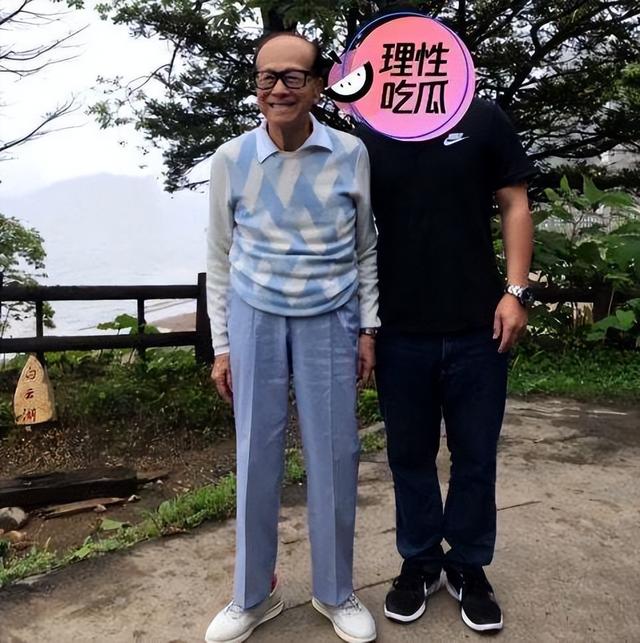 94岁李嘉诚已身形佝偻，头发也开始稀松，现身寺庙祈求健康平安