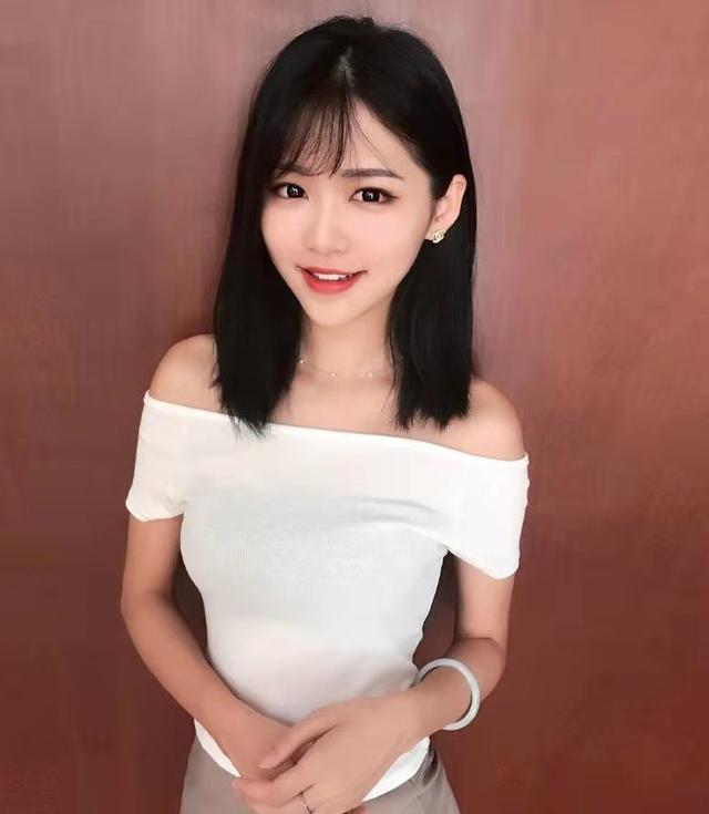 “新加坡甜心”趙雨晴 桃腮杏面千嬌百媚 印花風穿出甜美範