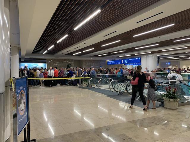 美国机场员工跳楼引发恐慌 近百航班被迫取消