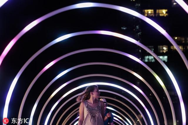 新加坡“照亮滨海湾”灯光节举行预展 绚丽彩灯装点浪漫之夜
