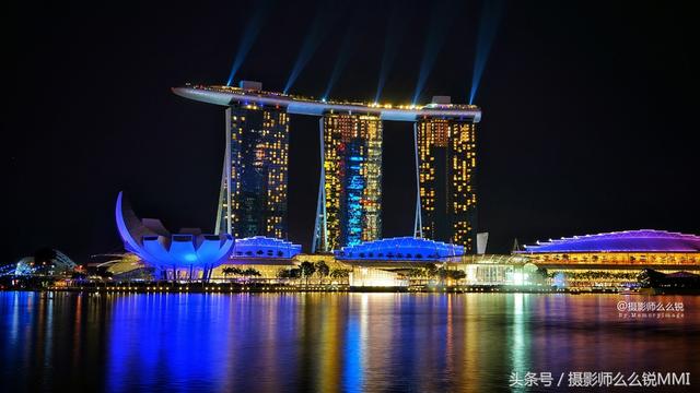 点亮参天花树.炫幻夜色新加坡