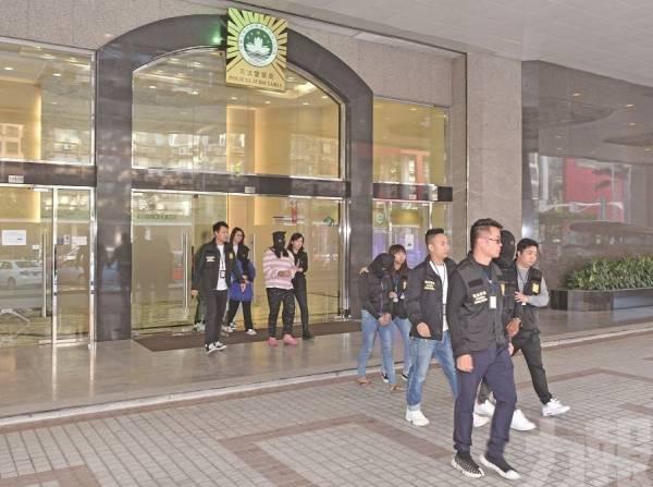 港澳新马警方合作捣毁跨境网恋诈骗集团，拘捕39人最老71岁