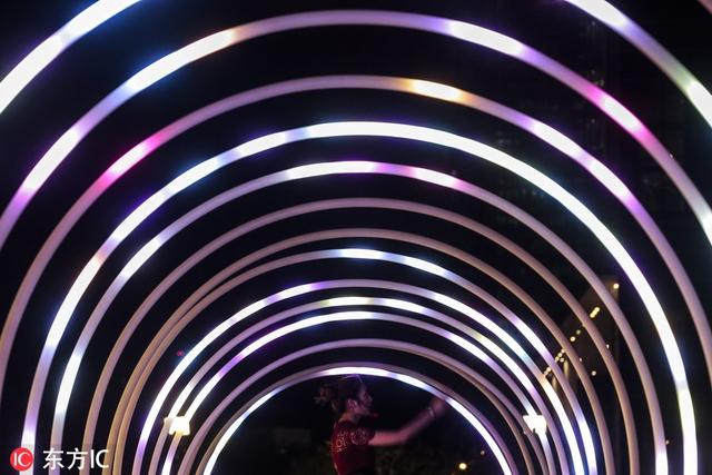 新加坡“照亮滨海湾”灯光节举行预展 绚丽彩灯装点浪漫之夜