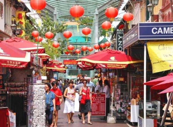 新加坡唐人街现猪年装饰，游客大笑太写实，网友：应该放在屠宰场